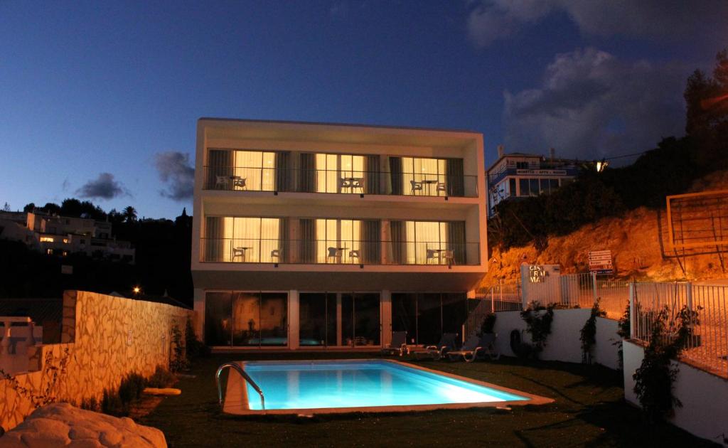 un edificio con piscina frente a él en Casa Praia Mar en Salema