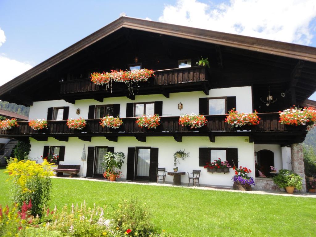 ein Gebäude mit Blumenkästen auf den Balkonen in der Unterkunft Landhaus Feller in Reith bei Kitzbühel