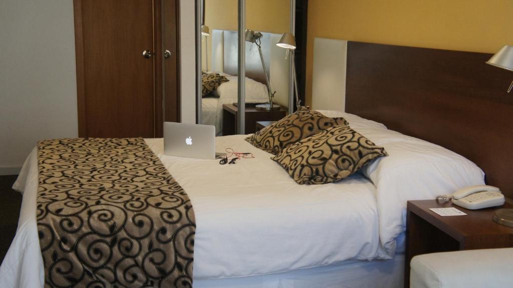 Postel nebo postele na pokoji v ubytování Palm Beach Plaza Hotel