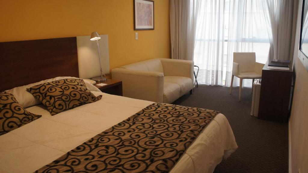 Postel nebo postele na pokoji v ubytování Palm Beach Plaza Hotel