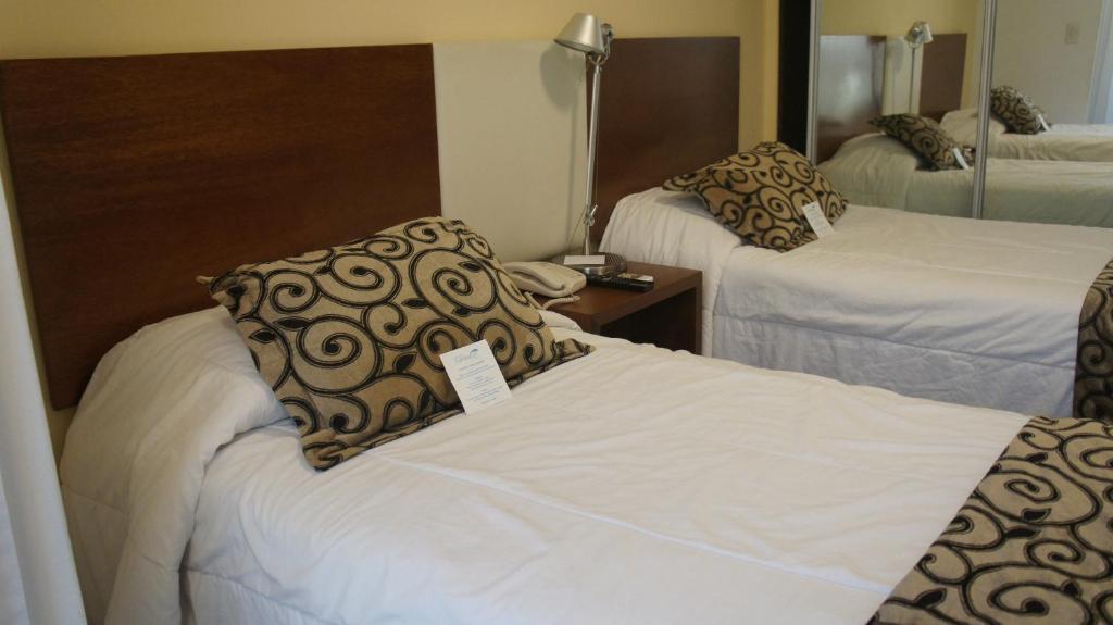 Postel nebo postele na pokoji v ubytování Palm Beach Plaza Hotel