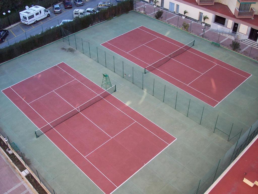 Tenis alebo squash v ubytovaní Las Góndolas Apartamento Sunny alebo jeho okolí