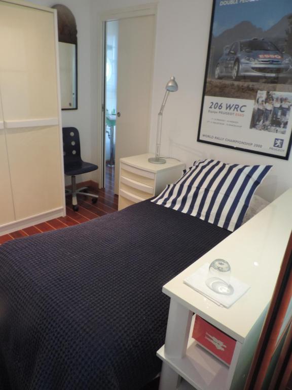 een slaapkamer met een zwart-wit bed en een bureau bij chambre single avec breakfast in Cannes