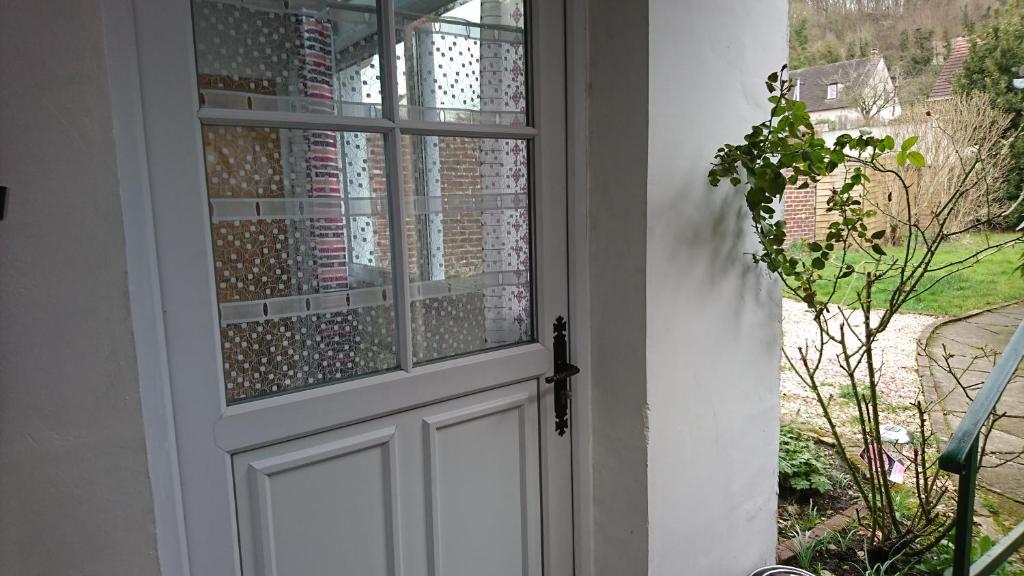 a door with a glass window with a view at Le Jardinet in Pont-Sainte-Maxence