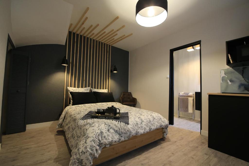 - une chambre avec un grand lit et un grand miroir dans l'établissement Le Nid Bord De La Loire, à Orléans
