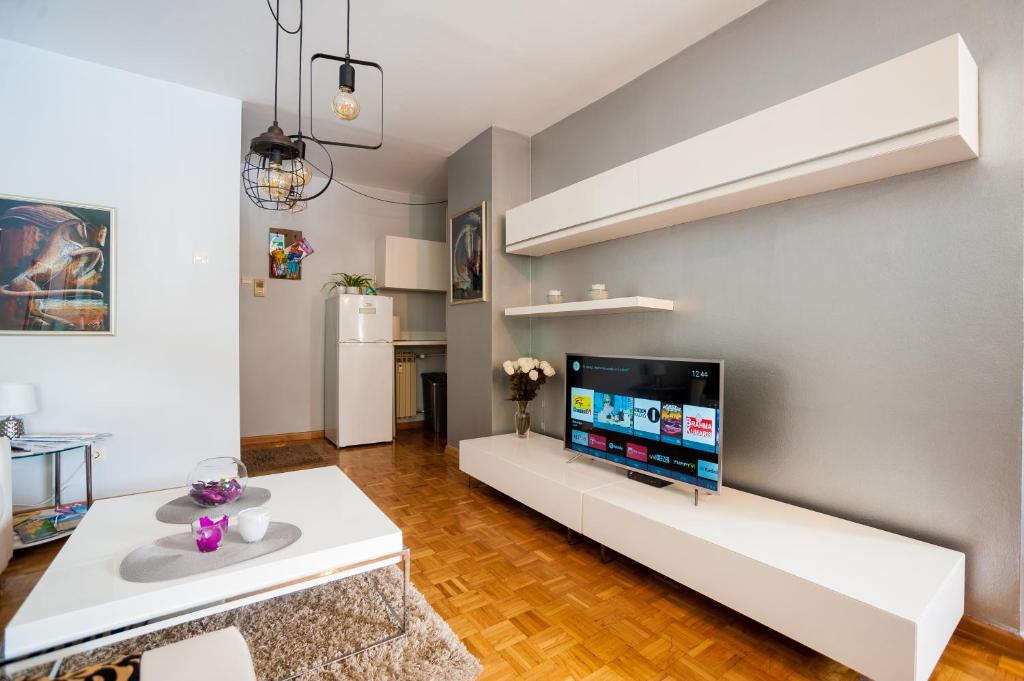 salon z białą kanapą i telewizorem z płaskim ekranem w obiekcie Marko Zagreb w Zagrzebiu