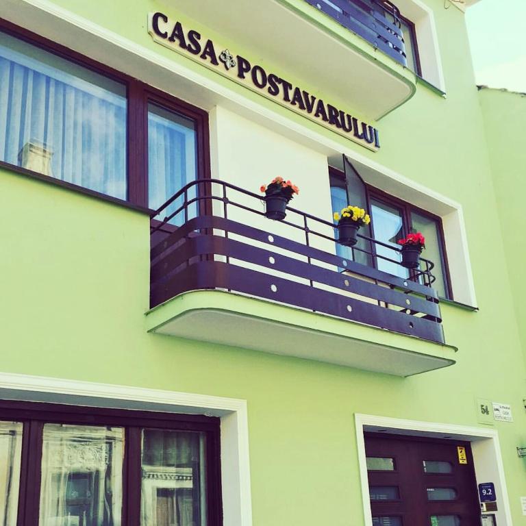 a building with a balcony with flowers on it at Casa Postavarului in Braşov