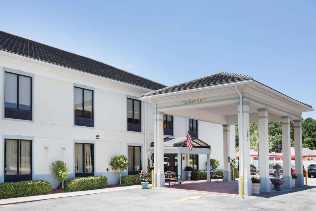 an image of the front of the inn at Baymont by Wyndham Savannah/Garden City in Savannah