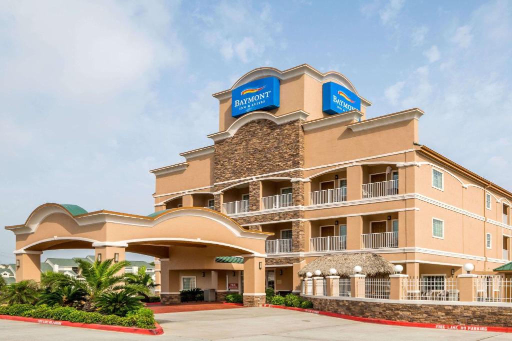 una representación de la parte delantera de un hotel en Baymont by Wyndham Galveston, en Galveston