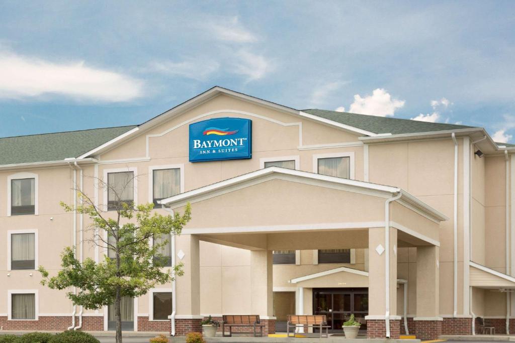 un hôtel avec un panneau à l'avant d'un bâtiment dans l'établissement Baymont by Wyndham Augusta Riverwatch, à Augusta