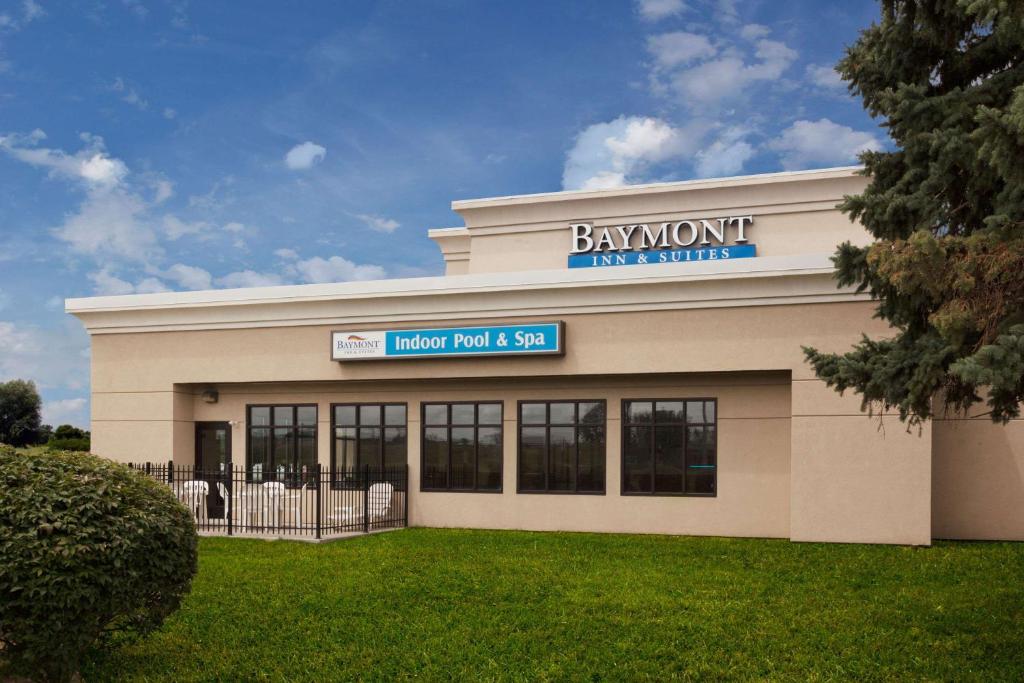 un edificio con un cartel que lee la peluquería Bayworth en Baymont by Wyndham St. Joseph/Stevensville, en Stevensville