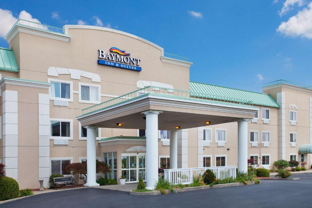 a front view of a hampton inn and suites at Baymont by Wyndham Dale in Dale
