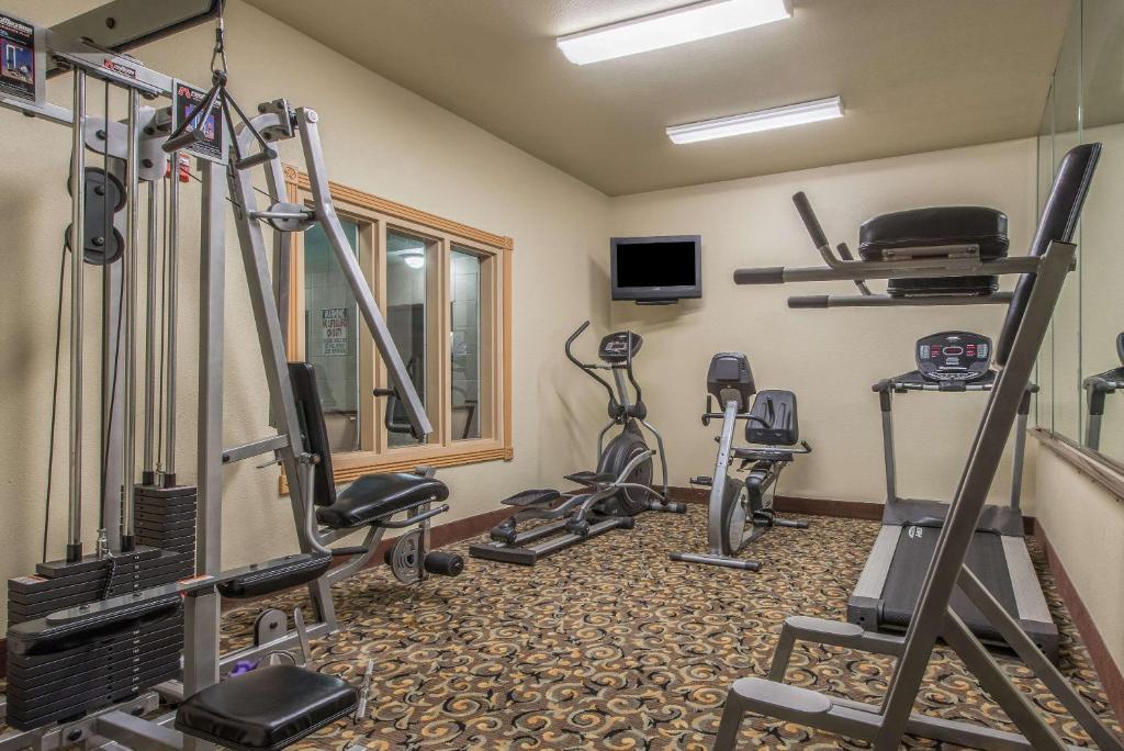 een fitnessruimte met diverse loopbanden en hometrainers bij Baymont by Wyndham Wichita Falls in Wichita Falls