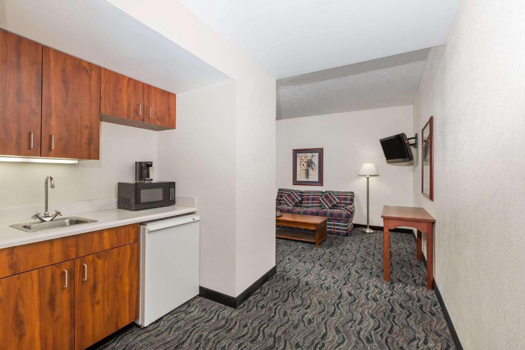 Baymont by Wyndham Des Moines Airport photo