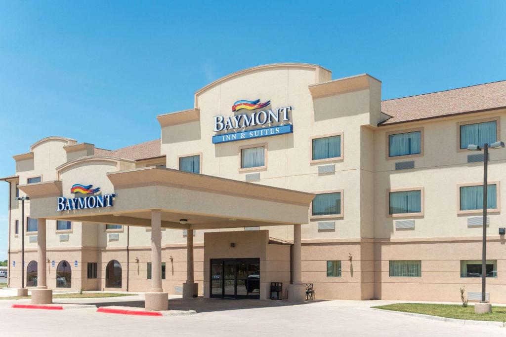 eine Darstellung der Vorderseite eines Hotels in der Unterkunft Baymont by Wyndham Perryton in Perryton