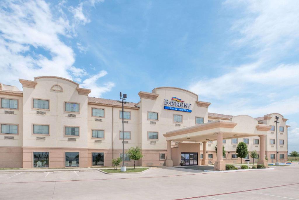 Un hotel con un cartel en la entrada. en Baymont by Wyndham Snyder, en Snyder