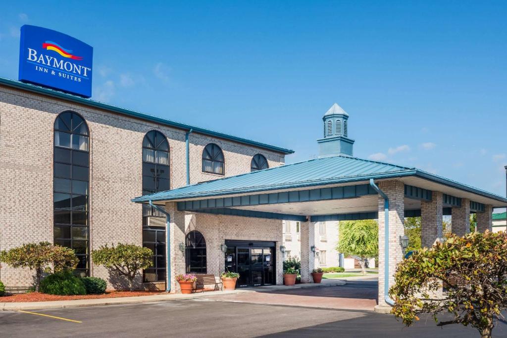 un edificio con una señal para la parte delantera de un hotel en Baymont by Wyndham Plainfield/ Indianapolis Arpt Area, en Plainfield