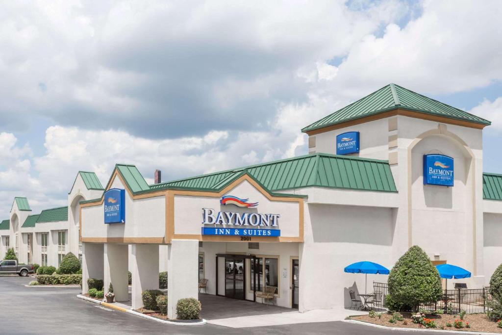 Blick auf die Vorderseite des Bay Point Inn und der Suiten in der Unterkunft Baymont by Wyndham Greensboro/Coliseum in Greensboro