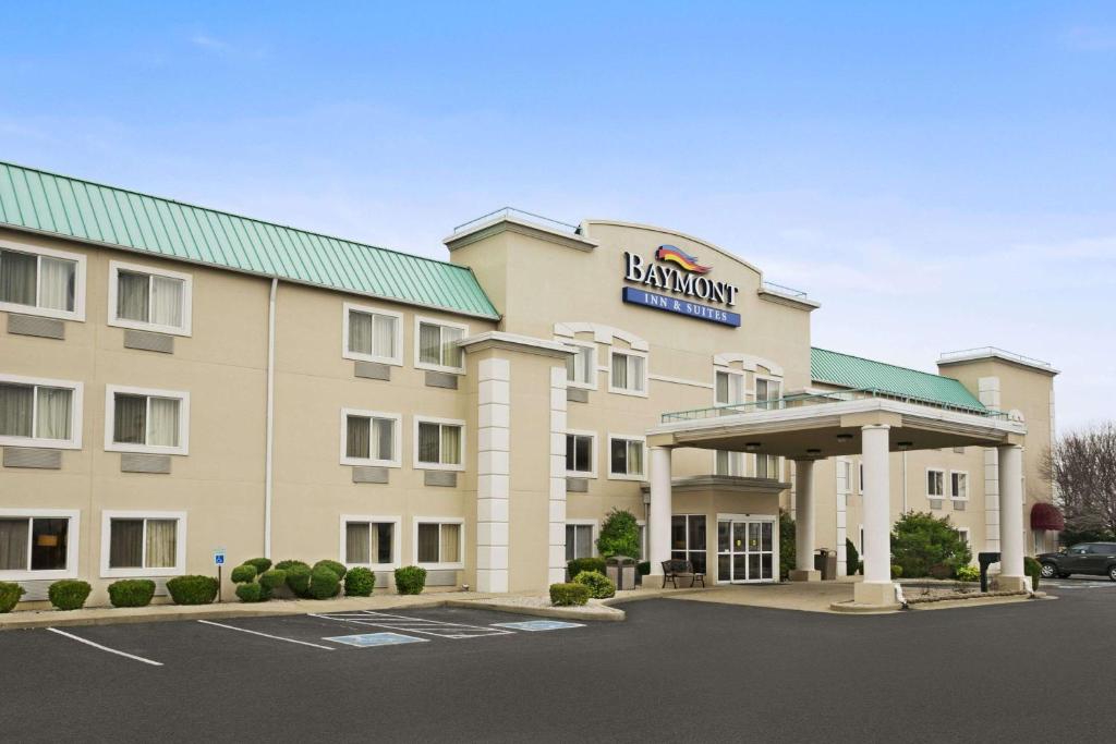 uma vista frontal de uma estalagem e suites do Hampton em Baymont by Wyndham Evansville North/Haubstadt em Haubstadt