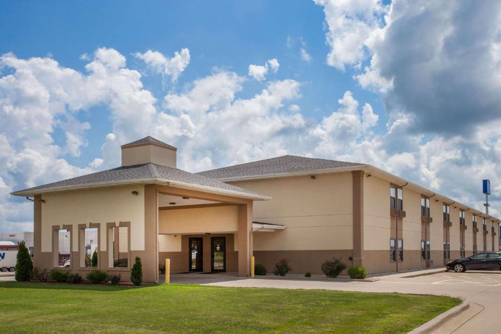 a large building with a car parked in front of it at Baymont by Wyndham Morton in Morton