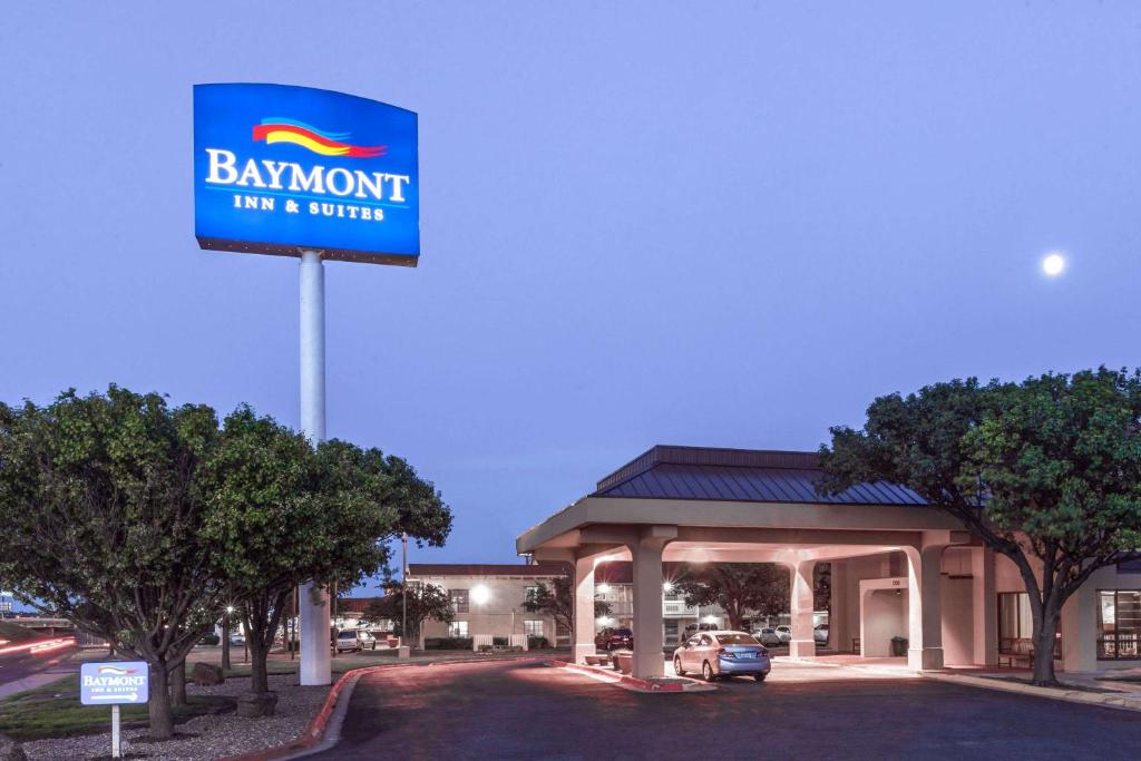 een teken voor een bawnworth herberg en waard bij Baymont by Wyndham Amarillo East in Amarillo