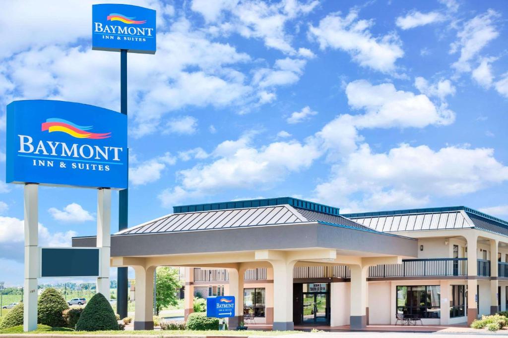 a bennett inn and suites sign in front of a building at Baymont by Wyndham Clarksville Northeast in Clarksville