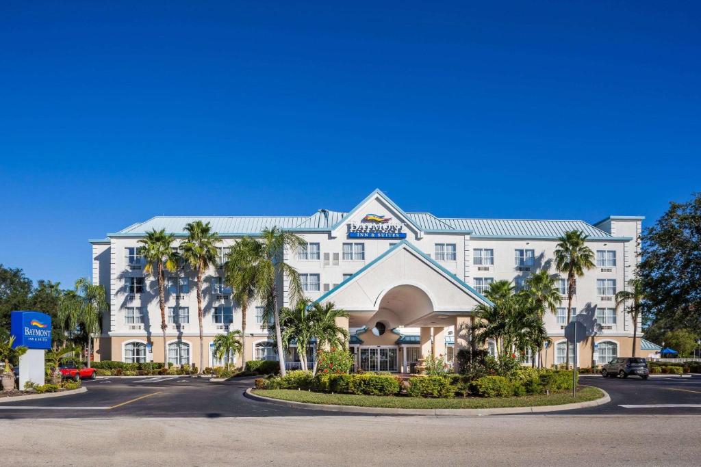 Baymont Inn & Suites by Wyndham Fort Myers I-75 - Housity