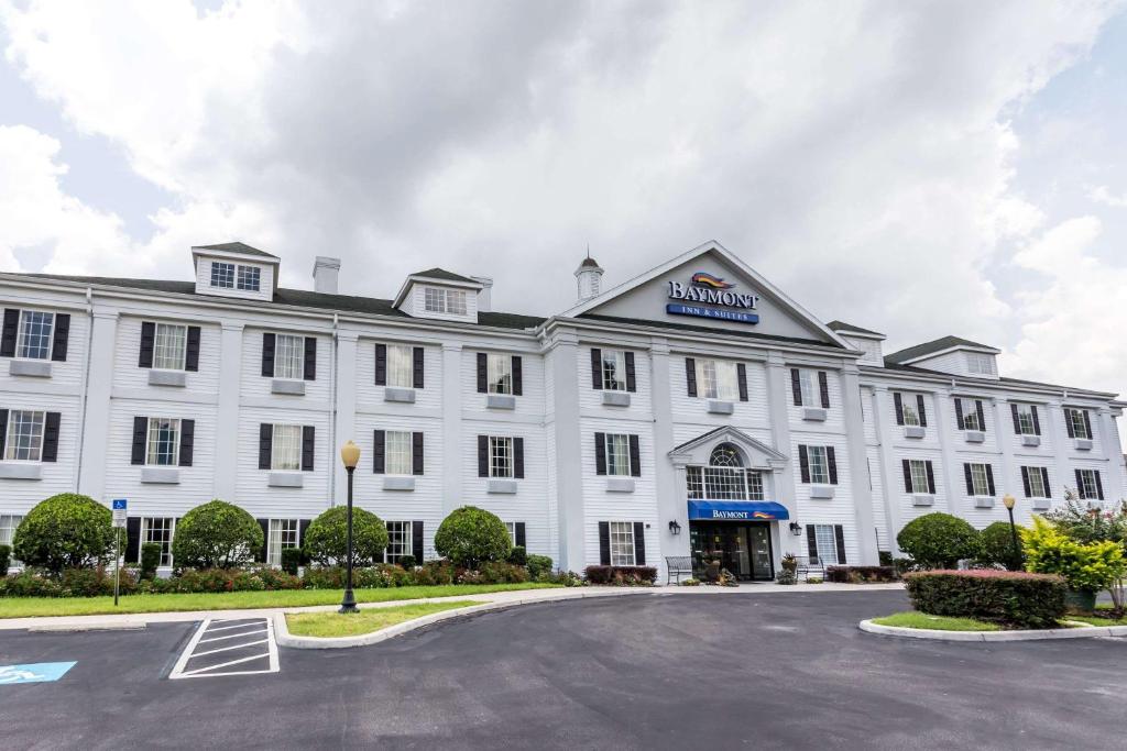 un edificio blanco con un cartel. en Baymont by Wyndham Lakeland en Lakeland