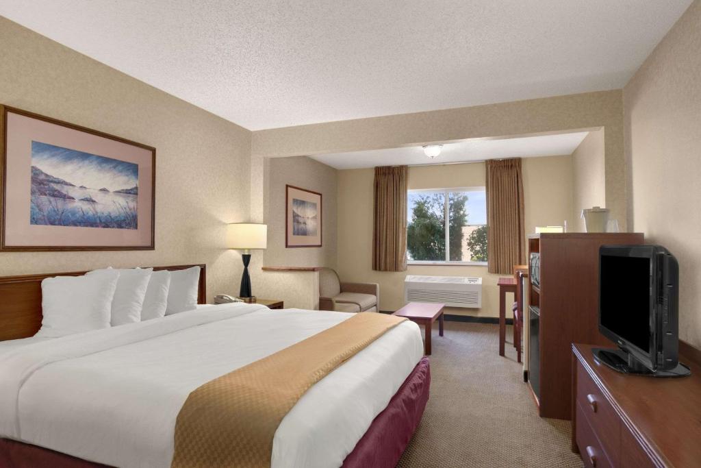 Baymont by Wyndham Golden/Red Rocks photo