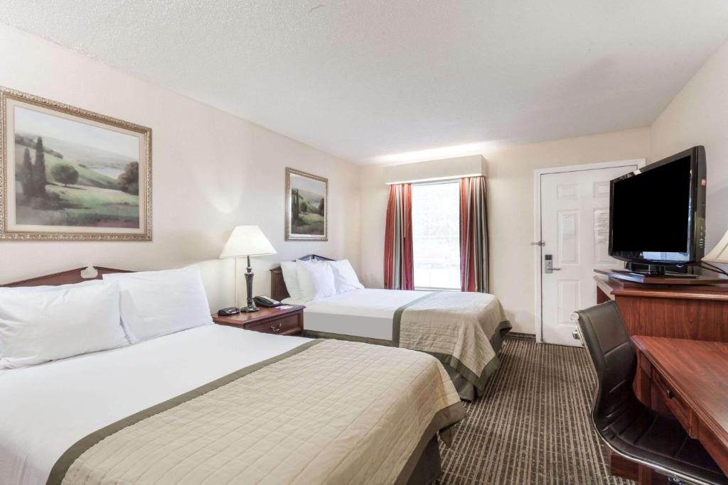 Baymont by Wyndham Hickory photo
