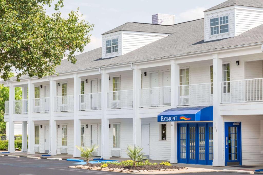 an exterior view of the hampton inn at Baymont by Wyndham Anderson Clemson in Anderson