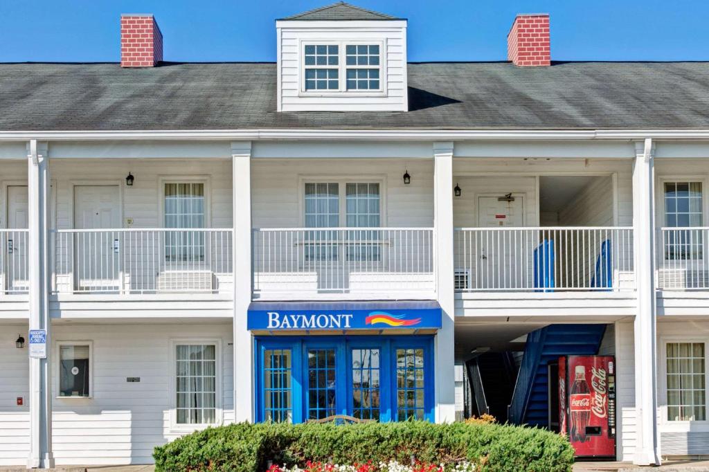 un edificio blanco con un letrero bancario delante de él en Baymont by Wyndham Sanford, en Sanford