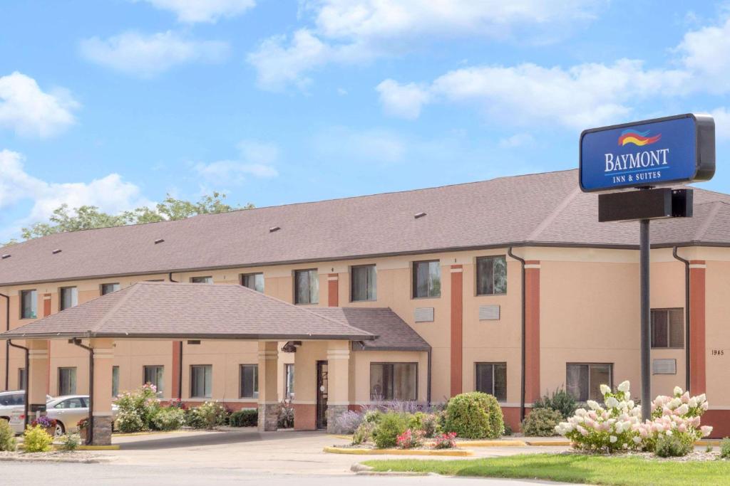 ein Hotel mit einem Schild vor einem Gebäude in der Unterkunft Baymont by Wyndham Waterloo in Waterloo