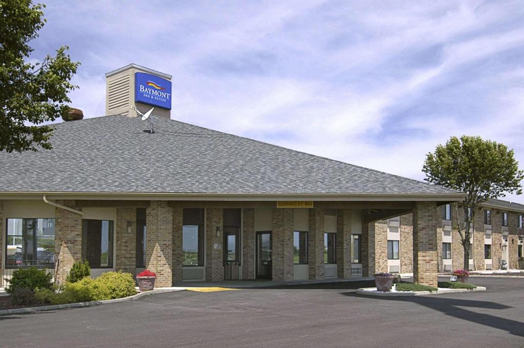 a building with a sign on top of it at Baymont by Wyndham Tuscola in Tuscola