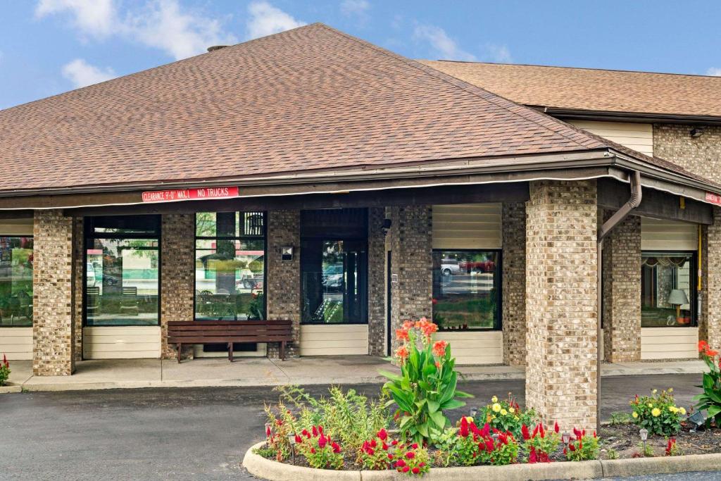 a building with a bench in front of it at Baymont by Wyndham Washington Court House in Jeffersonville
