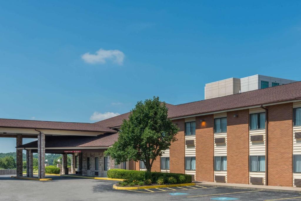 an image of a hotel with a parking lot at Baymont by Wyndham Metropolis in Metropolis