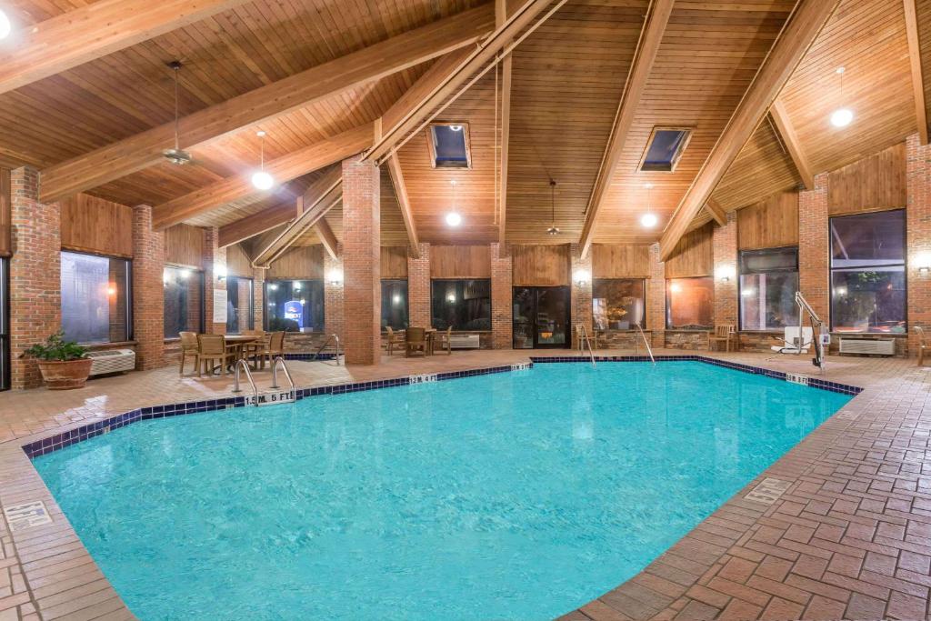einem großen Pool in einem Gebäude mit Holzdecke in der Unterkunft Baymont by Wyndham LaGrange in LaGrange