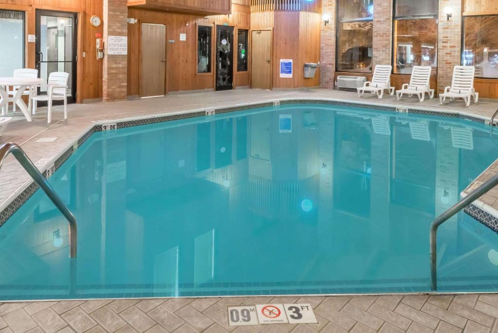 una gran piscina con agua azul en una habitación de hotel en Baymont by Wyndham Cambridge, en Cambridge