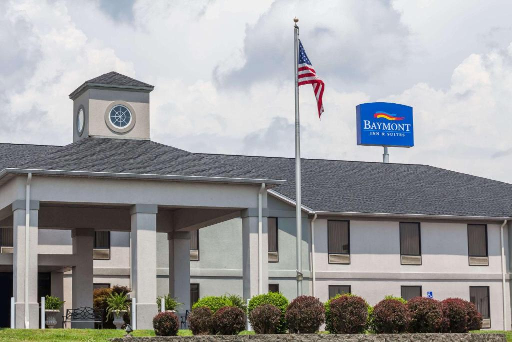 een gebouw met een klokkentoren en een vlag bij Baymont by Wyndham Madisonville in Madisonville