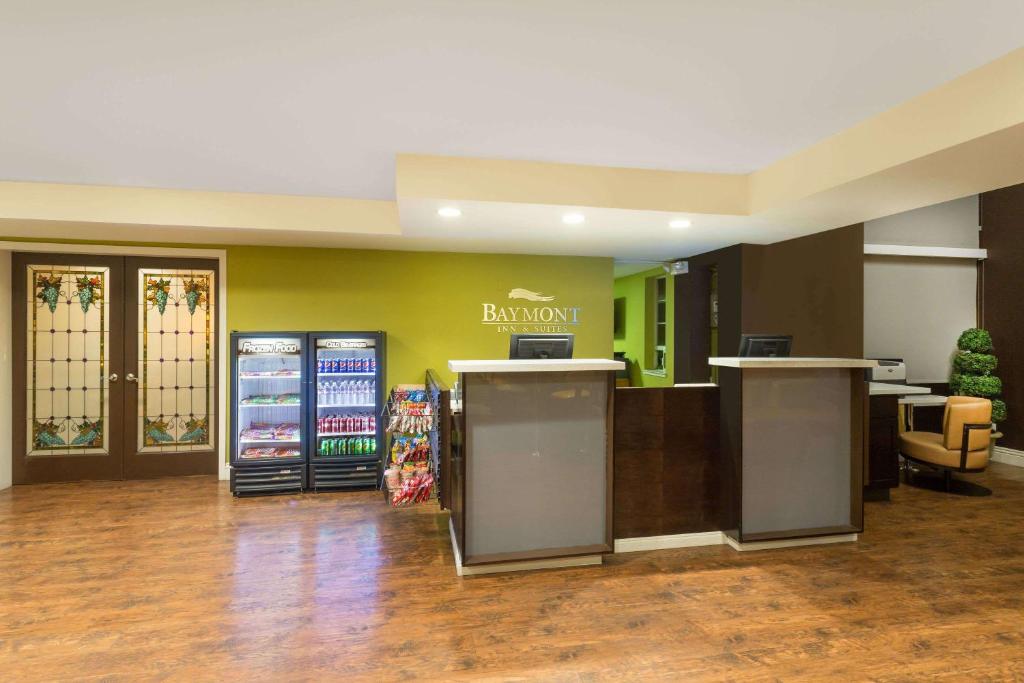 an empty lobby of a banniflower store at Baymont by Wyndham Modesto Salida in Modesto