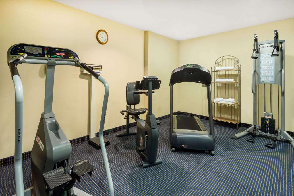 Fitness centrum a/nebo fitness zařízení v ubytování Baymont by Wyndham Flagstaff