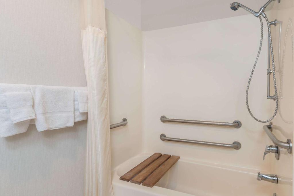 Ein Badezimmer in der Unterkunft Baymont by Wyndham Hot Springs