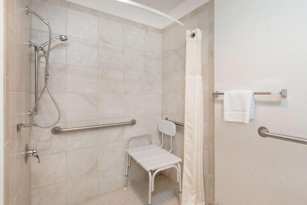 Ein Badezimmer in der Unterkunft Baymont by Wyndham Hot Springs
