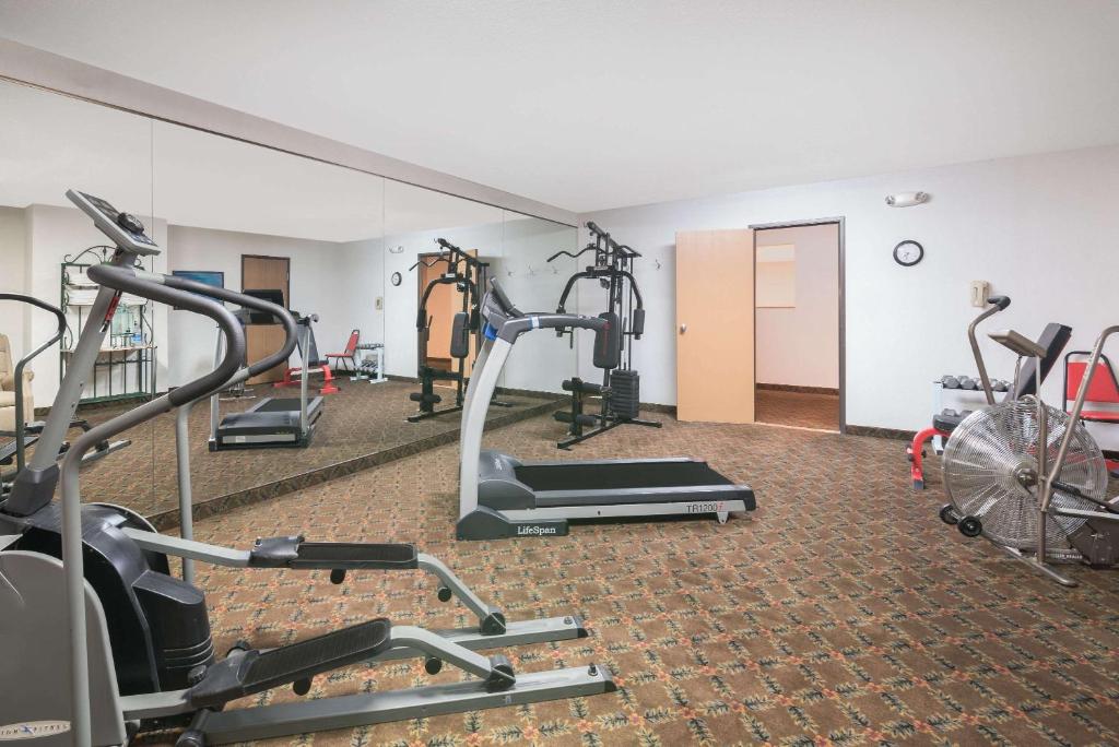 Das Fitnesscenter und&#47;oder die Fitnesseinrichtungen in der Unterkunft Baymont by Wyndham Hot Springs