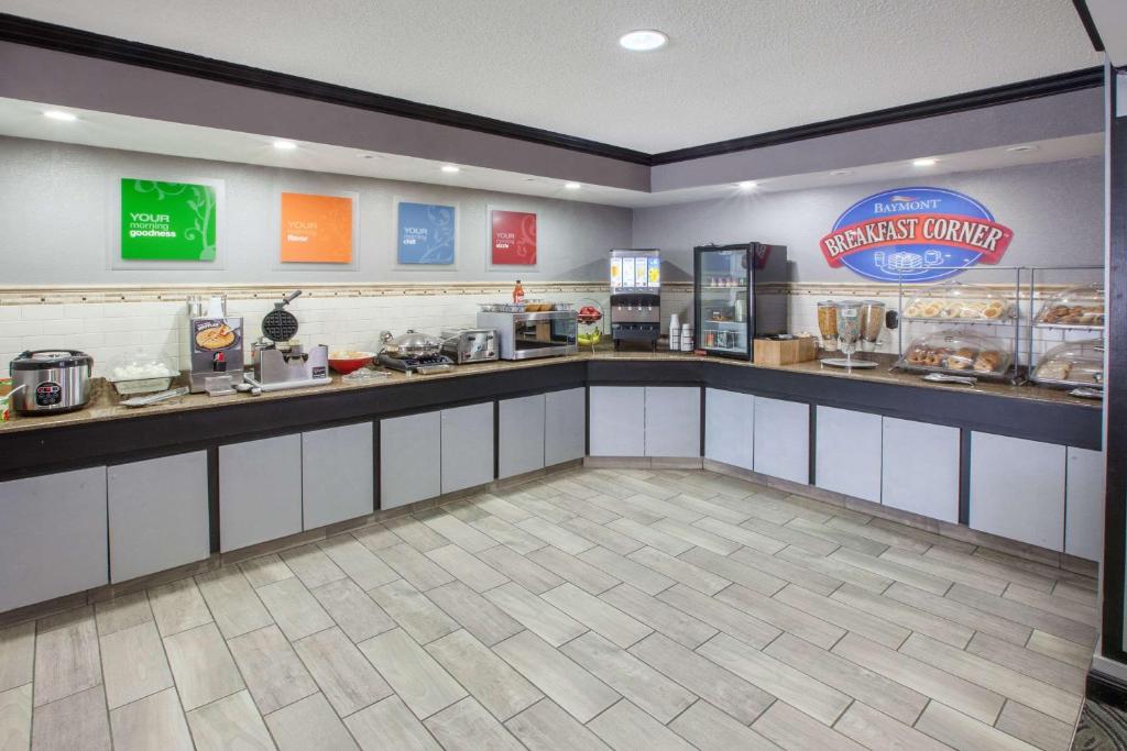 Baymont by Wyndham Cantonにあるキッチンまたは簡易キッチン