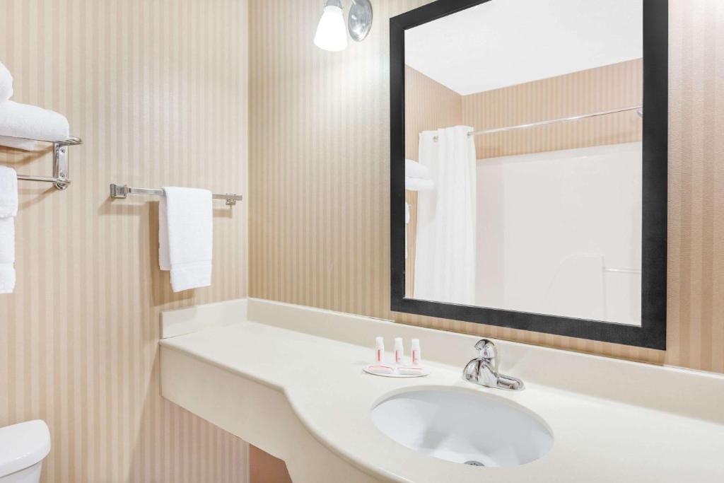 Baymont by Wyndham Cartersville - King Room - Non-Smoking
