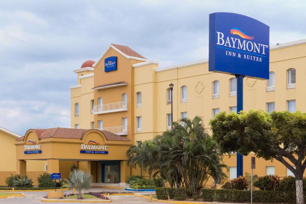 a yellow building with a sign that reads banquet inn and suites at Baymont by Wyndham Lazaro Cardenas in Lázaro Cárdenas