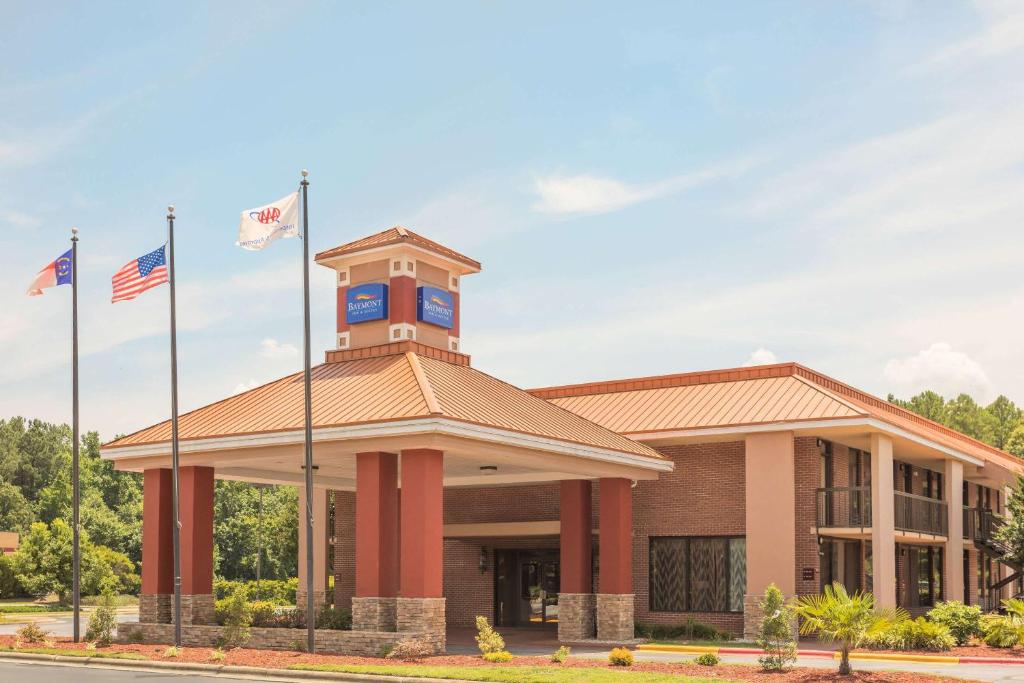 ein Gebäude mit einem Uhrturm darüber in der Unterkunft Baymont by Wyndham Rocky Mount I-95 in Rocky Mount