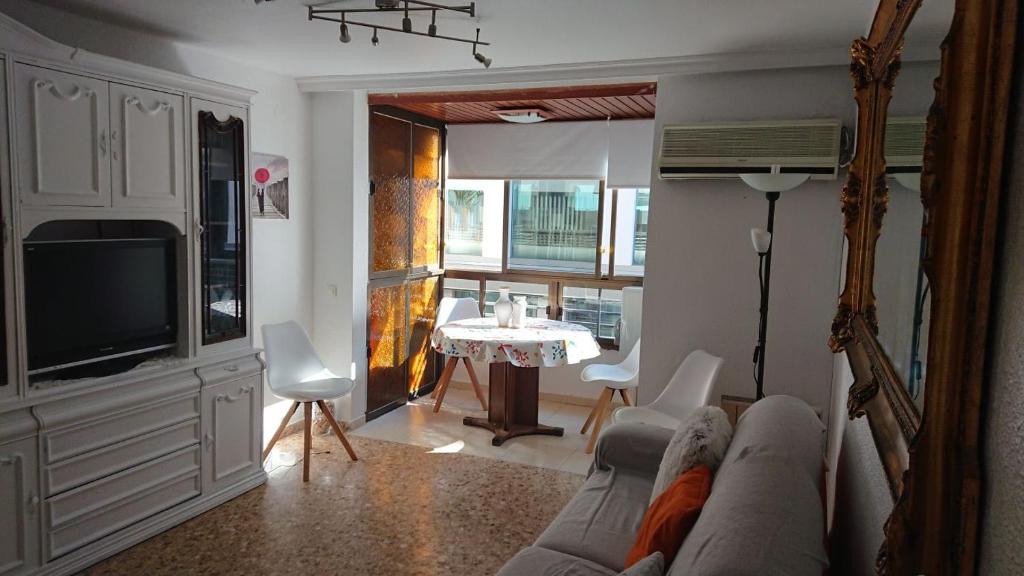 uma sala de estar com um sofá e uma mesa em La Explanada em Alicante