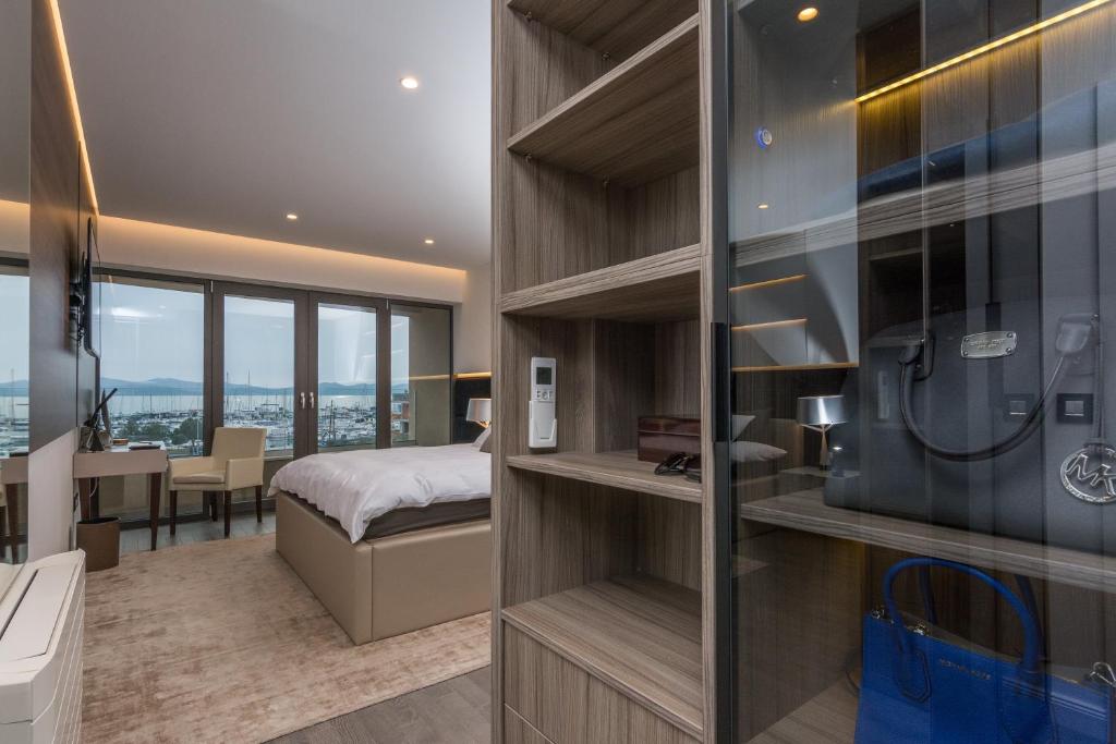 Pokój hotelowy z łóżkiem i biurkiem w obiekcie Luxury Apartment Kortina w mieście Zadar
